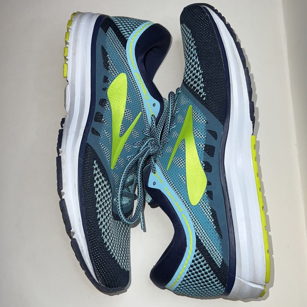Woman’s Brooks Rebel dk blue/lt blue/lime size 11